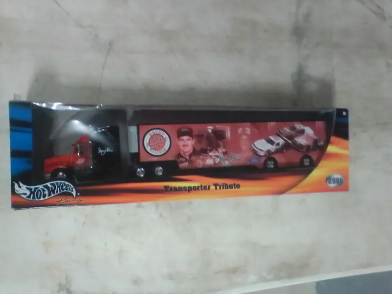 Hot Wheels Racing 2001 Transporter Tribute Davey Allison 1:64 Scale Die-Cast Set 29496 from auction in Brewton, Alabama — image 39