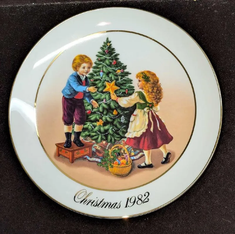 Avon 1982 Christmas Keeping The Christmas Tradition Plate from auction in Orlando, Florida — image 36