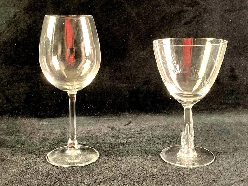 Set of (2) Glass Wine Glasses from auction in Orlando, Florida — image 9
