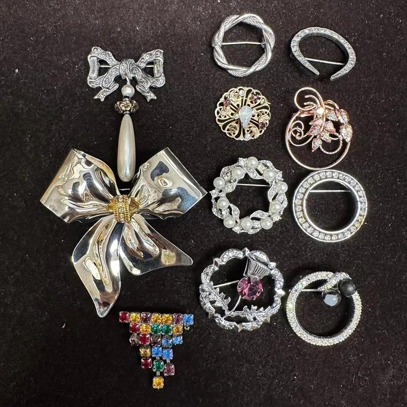 Vintage Rhinestone And Bow Brooch Pin Lot Circle Floral Faux Pearl Costume Jewelry Q39 from auction in Orlando, Florida — image 12