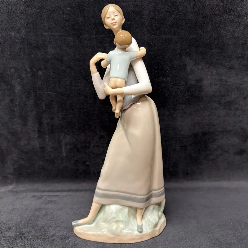 Lladro 4701 Mothers Love Mother and Child Porcelain Figurine R240 from auction in Orlando, Florida — image 7