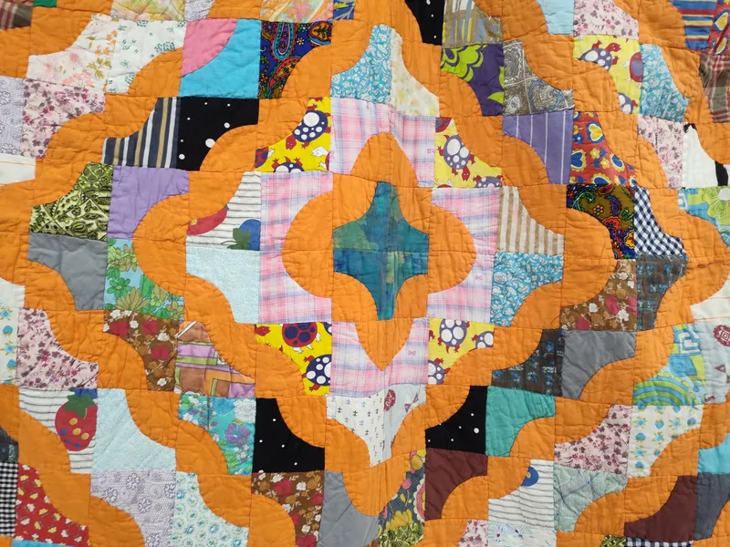American Hand-Quilted Winding Ways Patchwork Quilt from auction in Dundee, Ohio — image 7