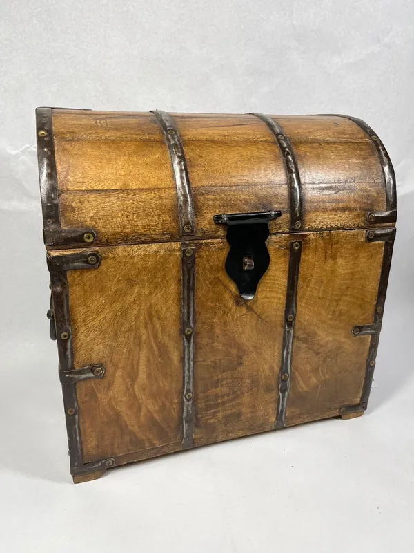 Dome Top 6-Bottle Wine Trunk w/ Iron from auction in Dundee, Ohio — image 34