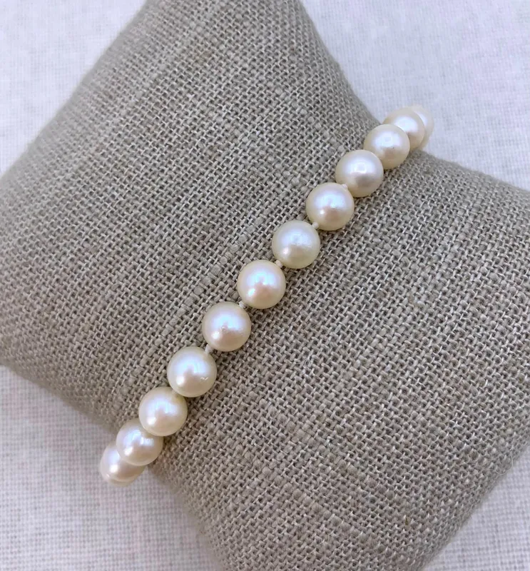 Quiet Luxury 14k Gold 6mm Luminous Cream Freshwater Pearl Bracelet from auction in Dundee, Ohio — image 29