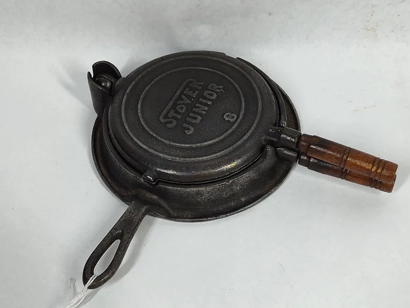 Stover Junior 8 Cast Iron Waffle Iron from auction in Dundee, Ohio — image 6