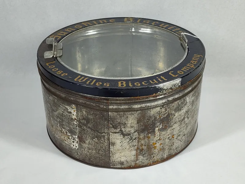 Loose-Wiles Sunshine Biscuits Glass Tin from auction in Dundee, Ohio — image 9
