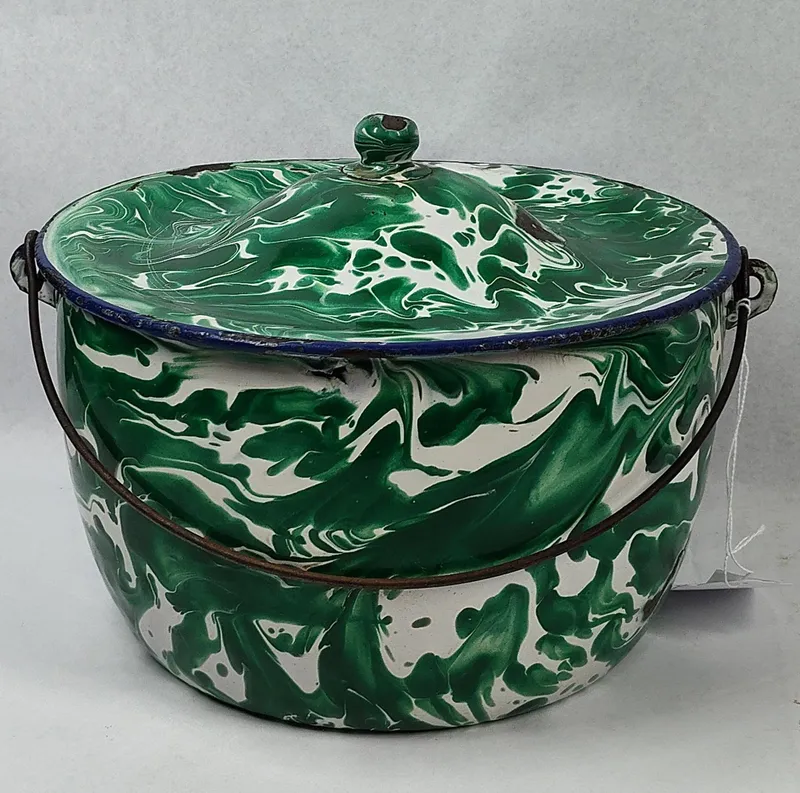 Chrysolite Green Swirl Graniteware Pot from auction in Dundee, Ohio — image 31