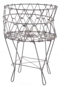 Collapsible wire plant holder