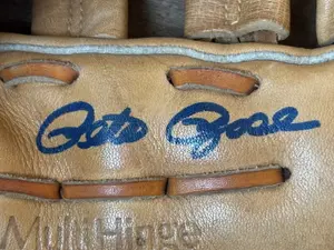 Pete Rose Signed Mizuno Baseball Glove & Mini Bat