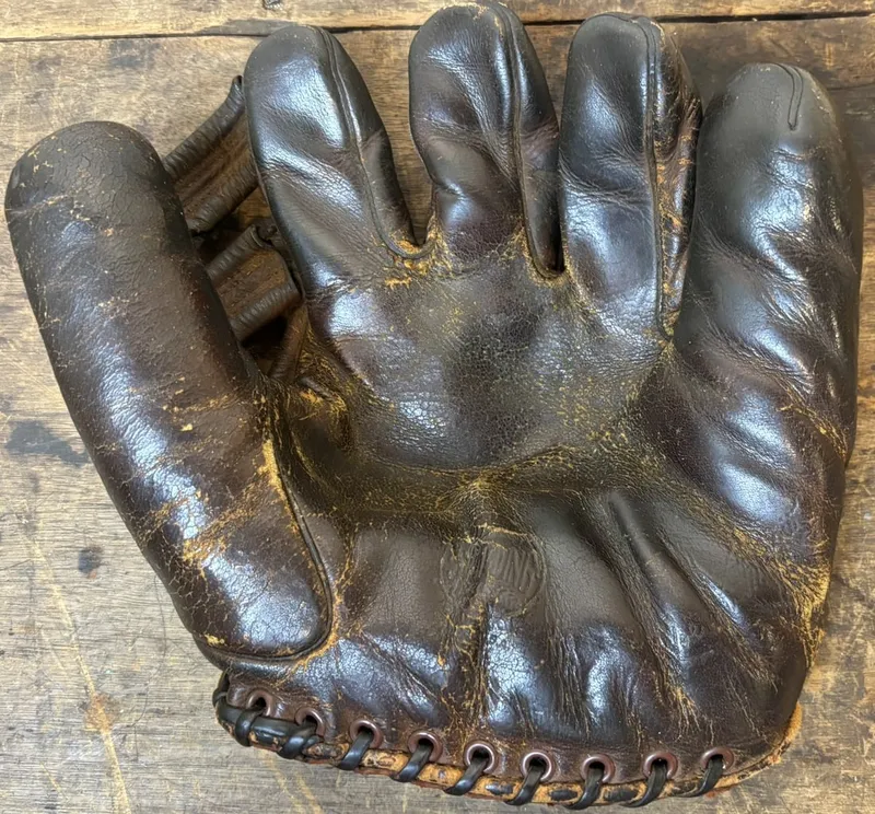 Spalding Joe Dimaggio Model 133 RHT Baseball Glove from auction in Jackson, Michigan — image 3