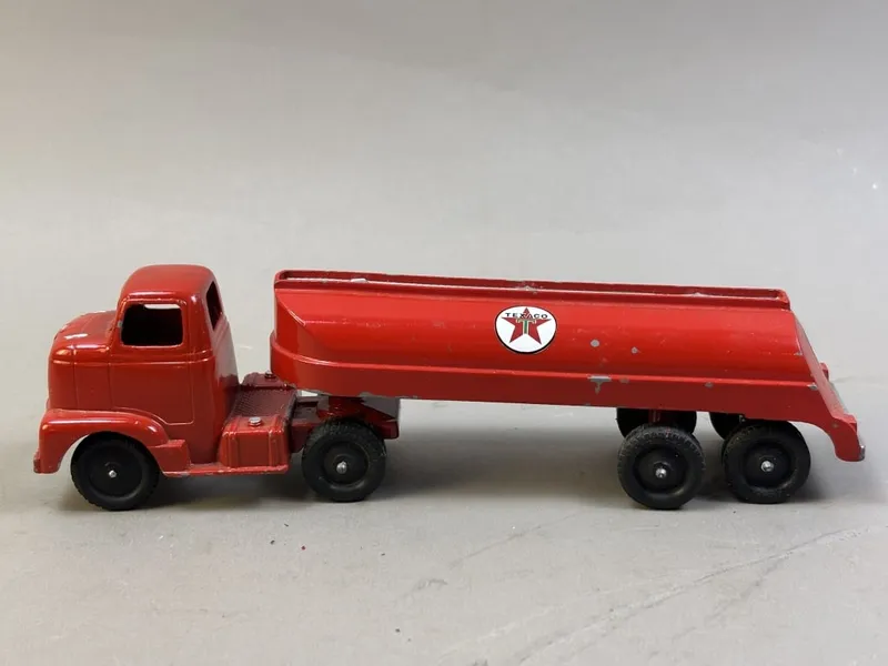 Texaco Gasoline Tanker 8.5" Semi Truck Tootsietoy from auction in Jackson, Michigan — image 3