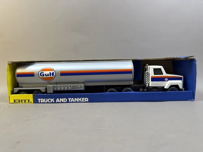 Ertl Gulf Gasoline Truck & Tanker No 3141 NOS MIP from auction in Jackson, Michigan — image 34