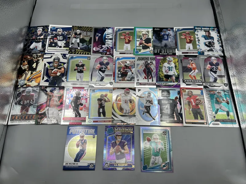 (30) Assorted Football Star Player Rookie Cards - Jayden Daniels, Bo Nix, Drake Maye from auction in Greenville, Ohio — image 31