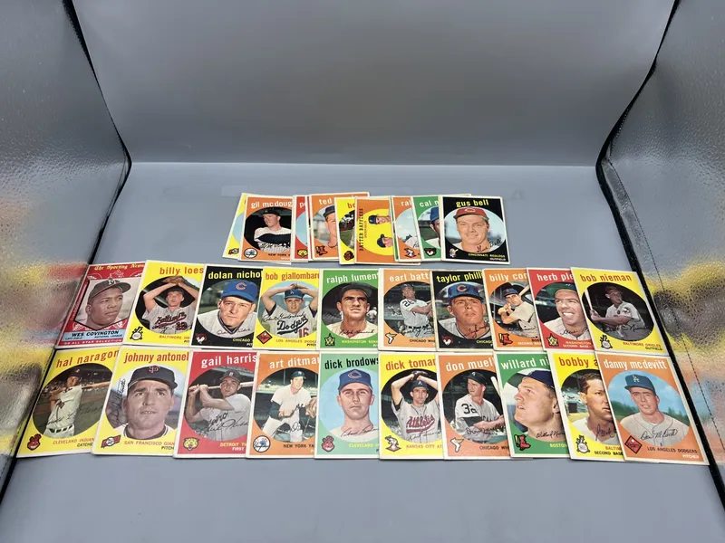 (35) 1959 Topps Baseball Cards - Varying Conditions from auction in Greenville, Ohio — image 9