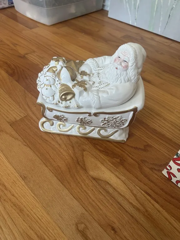 Ceramic Santa in Sleigh Cookie Jar from auction in Clifford , Pennsylvania — image 19