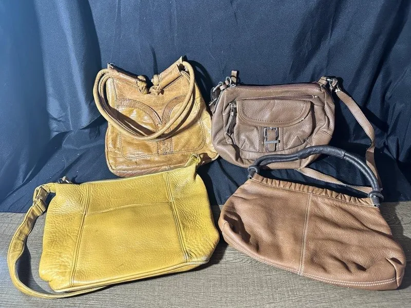 4 Leather Purses from auction in Clifford , Pennsylvania — image 21