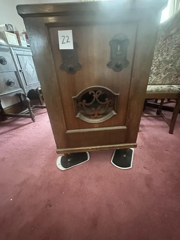 RCA Radiola 62 Radio Cabinet RCA Radiola 62 Super-Heterodyne radio in wood cabinet with double front doors and interior components from auction in Clifford , Pennsylvania — image 19