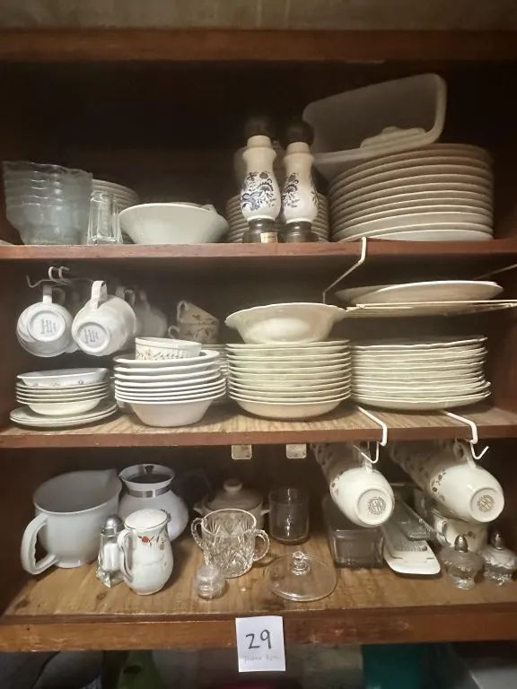 Pickers Rights of Upper Cabinets from auction in Clifford , Pennsylvania — image 29