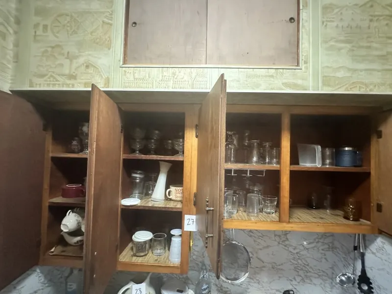 Pickers Rights Upper Cabinets from auction in Clifford , Pennsylvania — image 27