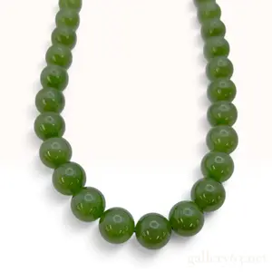 Vintage Natural Green Nephrite Jade Graduated Bead Necklace with 14 Karat Yellow Gold Clasp