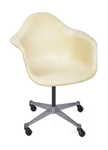 EAMES FIBERGLASS SWIVEL CHAIR.