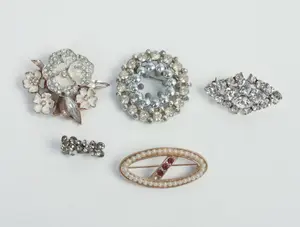 FOUR VINTAGE BROOCHES AND A CLIP.