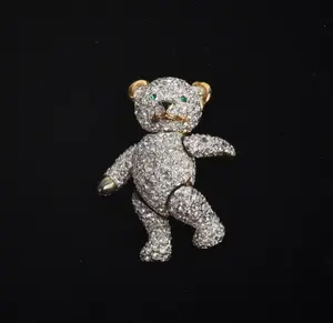 CRYSTAL COSTUME JEWELRY BEAR BROOCH.