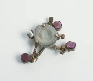 BRUTALIST BROOCH WITH AMETHYST, PEARL AND GEODE.