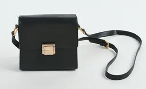 ESCADA LEATHER PURSE.