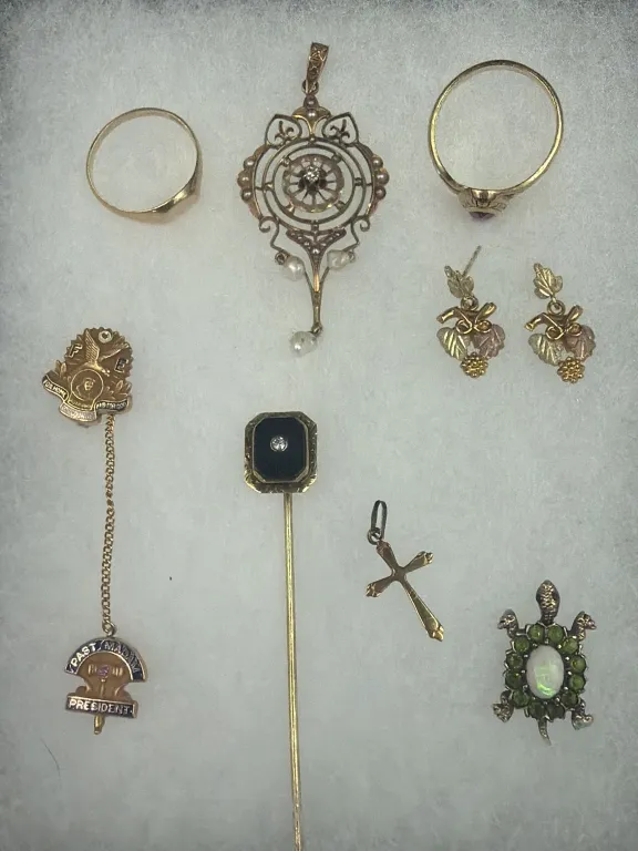 Lot of 10 karat Gold Vintage Jewelry from auction in Orange Cit y, Florida — image 17