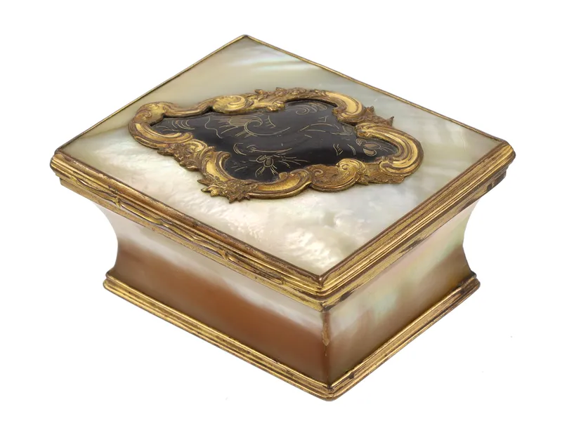 A LOUIS XV STYLE MOTHER-OF-PEARL AND POMPONNE SNUFF BOX, MID-18TH CENTURY from auction in New York, New York — image 19