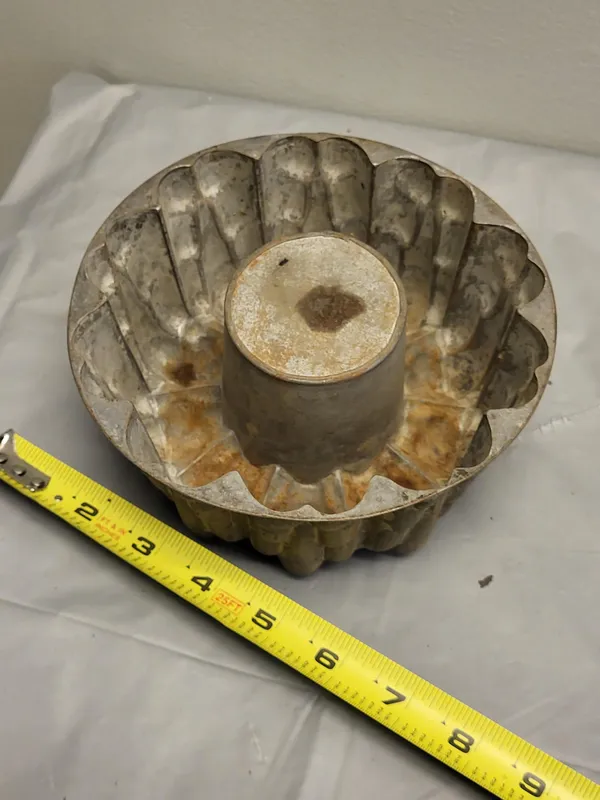 antique cake, jello, pudding mold bundt cake too!  from auction in wilmington , North Carolina — image 33