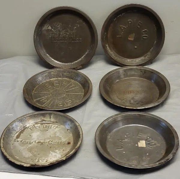antique pie tins 9" lots of great names 6 x bid from auction in wilmington , North Carolina — image 19
