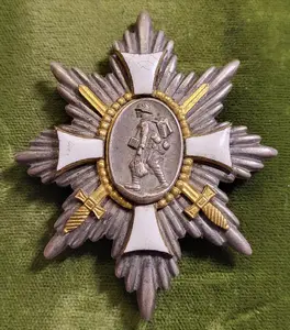 Deutsche Feld Ehrenzeichen (German Field Honor Badge), specifically a post-World War I veteran's association badge from Hamburg, Germany