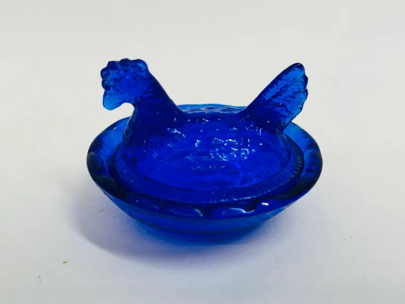 COBALT GLASS MINIATURE HEN, CIRCA 1980 from auction in BETHESDA, Ohio — image 15