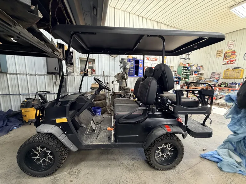LIKE NEW ELECTRIC GOLF CART 19 HOURS W/ CHARGER from auction in BETHESDA, Ohio — image 32