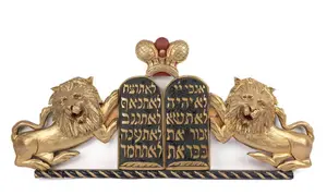A PAIR OF WOODEN TORAH ARK LIONS. American, early 20th century.
