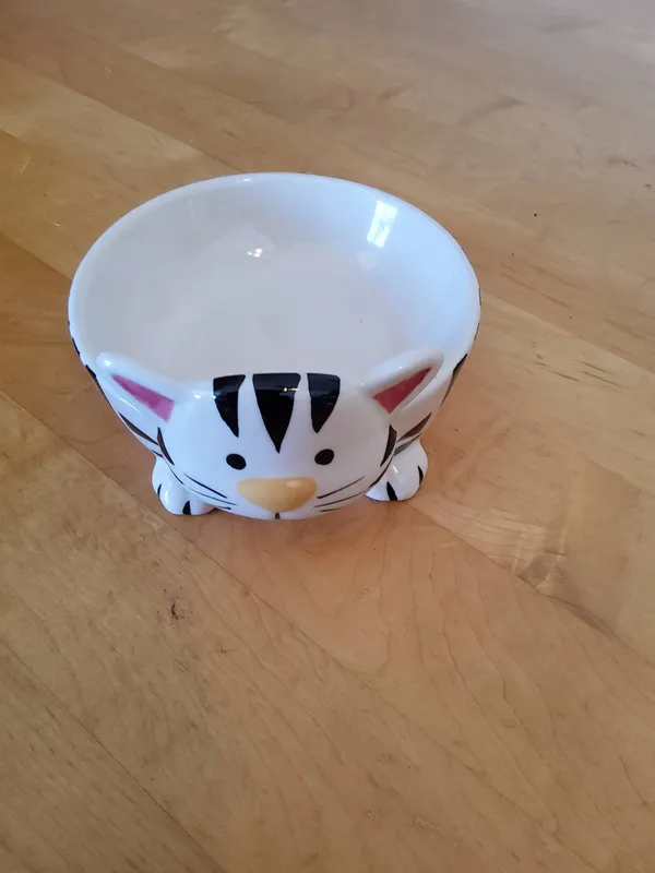 White Ceramic Cat-Shaped Bowl from auction in Covington, Louisiana — image 3
