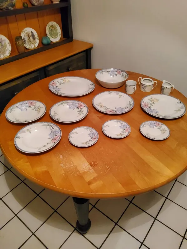 Studio Nova Classic Garden Dinnerware Set, 13 Pieces from auction in Covington, Louisiana — image 26