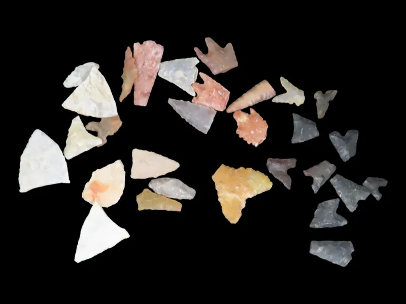 Large Lot of Neolithic Arrowheads, Africa from auction in Quincy, Illinois — image 37