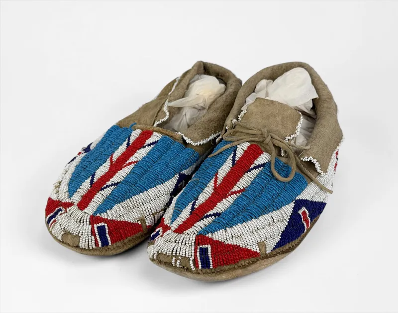 Vintage Sioux Beaded Leather Men's Moccasins from auction in Saint Paul, Minnesota — image 3