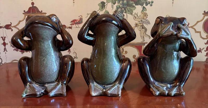 Trio of Large American Two Tone Drip Glaze Ceramic Frog Figurines from auction in Shelbyville, Kentucky — image 15