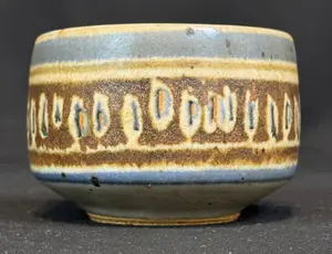 Kahmeyer, Ray (1930-2007) small brown cup, stoneware