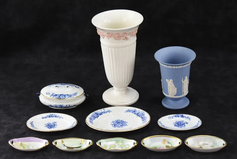 ASSORTMENT OF CERAMIC VASES AND DISHES: WEDGWOOD, BAVARIA, ROYAL MUNICH from auction in Aurora, Oregon — image 47
