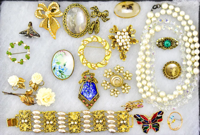 COSTUME JEWELRY ASSORTMENT; KREMENTZ, WINARD, CORO, ETC from auction in Aurora, Oregon — image 2