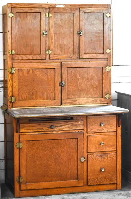 THE HOOSIER MANUFACTURING COMPANY "WHITE BEAUTY" CABINET  from auction in Aurora, Oregon — image 23
