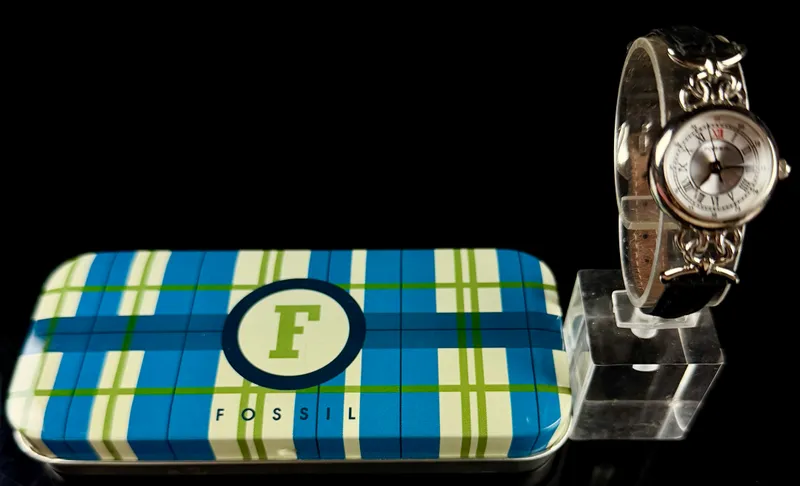 Fossil Ladies Hybrid Chain and Leather Dress Watch PC-9676 with Original Tin from auction in Campbell, New York — image 10