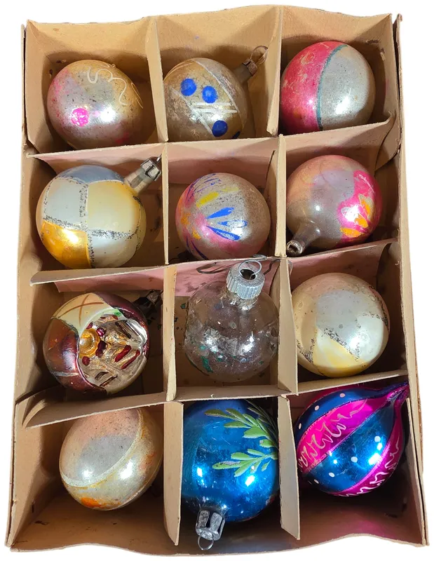 A Collection of Vintage Christmas Tree Ornaments from auction in Lancaster, Ohio — image 41