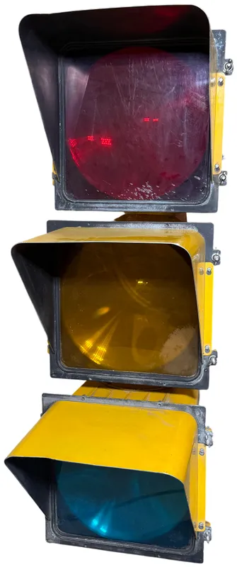 3M and Marbelite Yellow Metal Three Section Traffic Signal from auction in Lancaster, Ohio — image 4